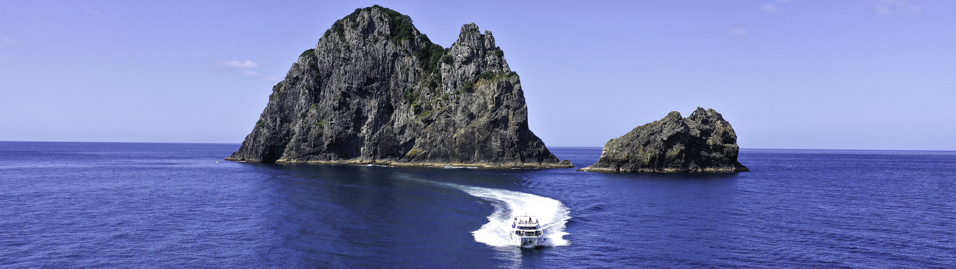 Fullers Bay of Islands | Northland, New Zealand | Boat cruising back from the Hole in the Rock