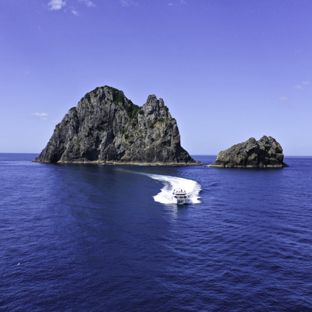 Fullers Bay of Islands | Northland, New Zealand | Boat cruising back from the Hole in the Rock